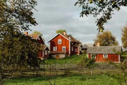 Rote Häuser und Natur entdecken bei deiner Schweden Reise