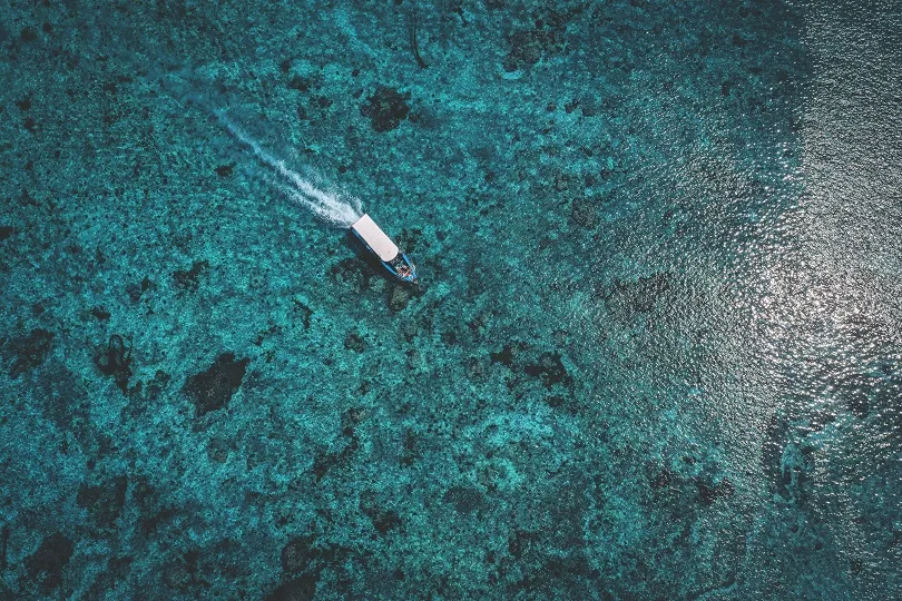 Boot mitten im Meer in Indonesien