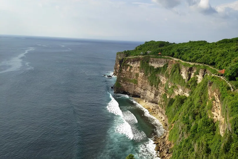 Blick vom Uluwatu Tempel auf das Meer