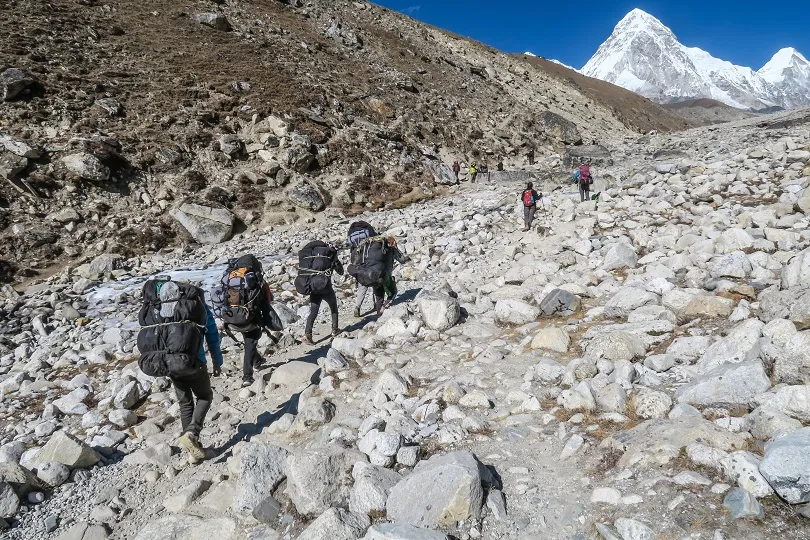 Wandergruppe im Himalayagebirge
