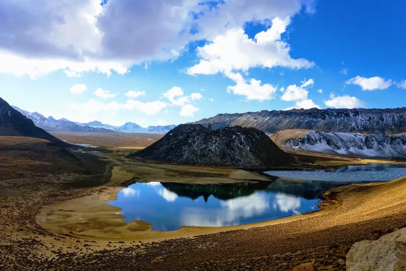 Dieser klare See erwartet Reisende in Huaraz, Peru