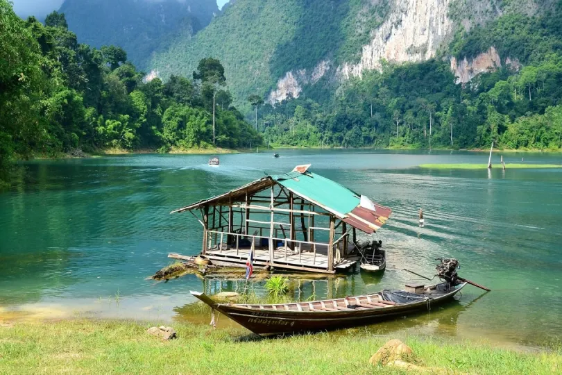 Boot und traiditonelle Hütte im Khao Sok Nationalpark