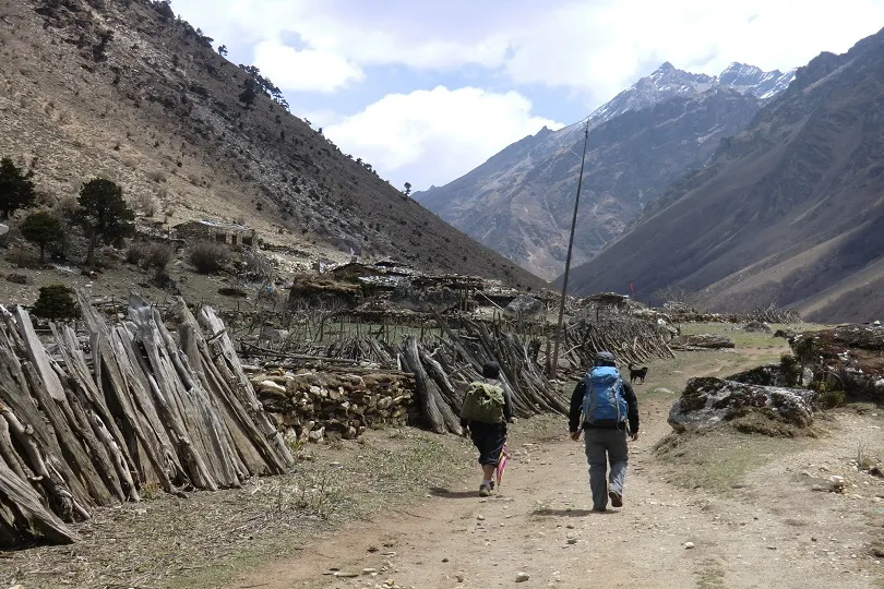 Zwei Wanderer in der Berglandschaft Bhutans