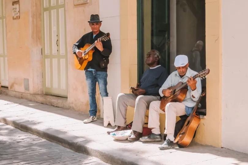 Drei Musiker in Kuba