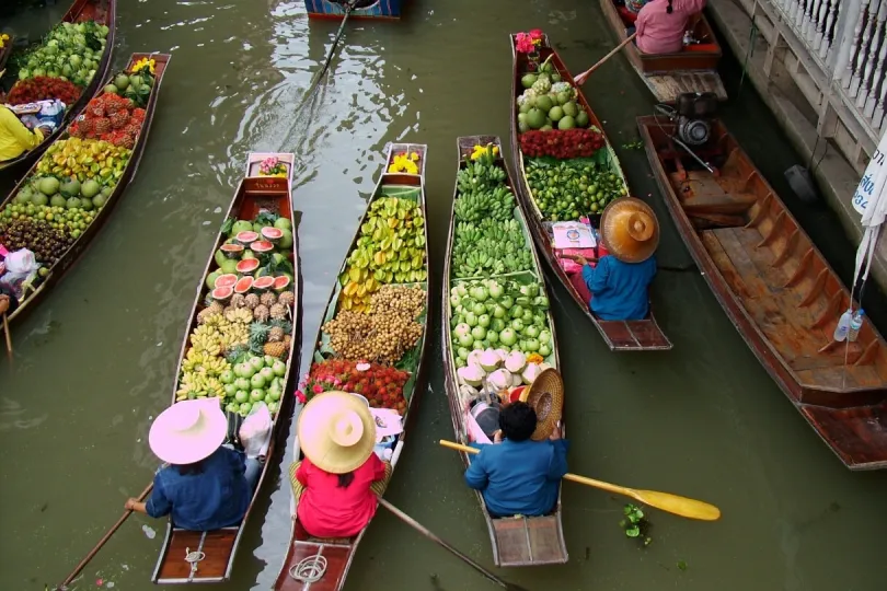 Vier Menschen verkaufen Lebensmittel auf ihrem Boot