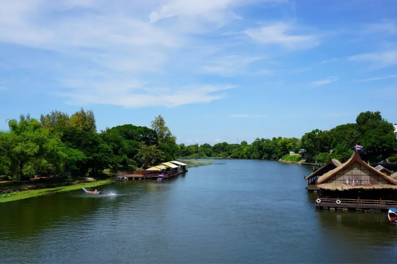 Blick auf den Fluss Kwai mit Bambushütten