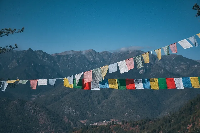 Gebetsfahnen über Bhutans Berge