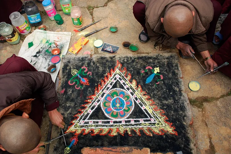 Mönche bei der Handwerkskunst