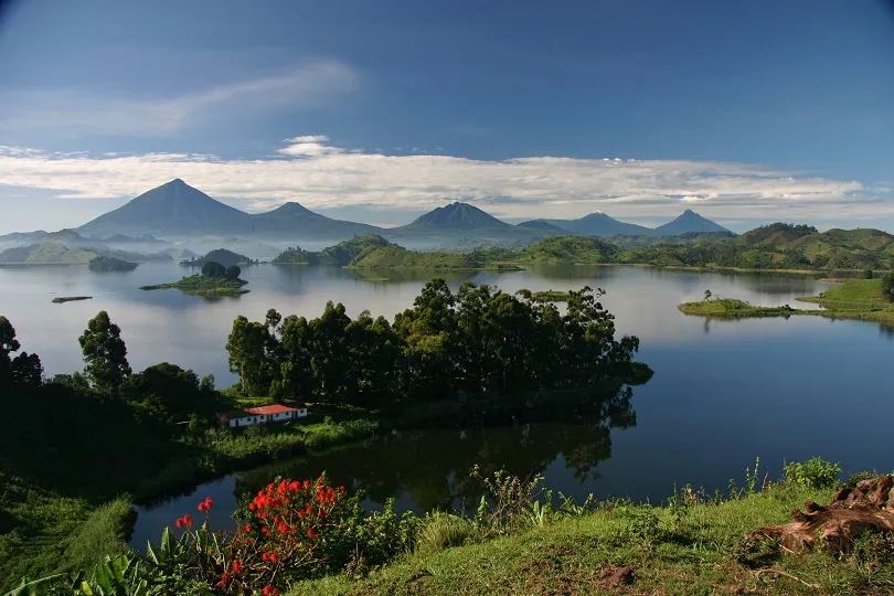 Blick auf den wunderschönen Bunyonyi See in Uganda