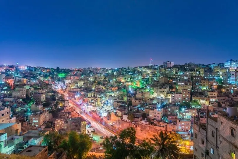 Start- und Endpunkt der Jordanien Rundreise: Amman bei Nacht