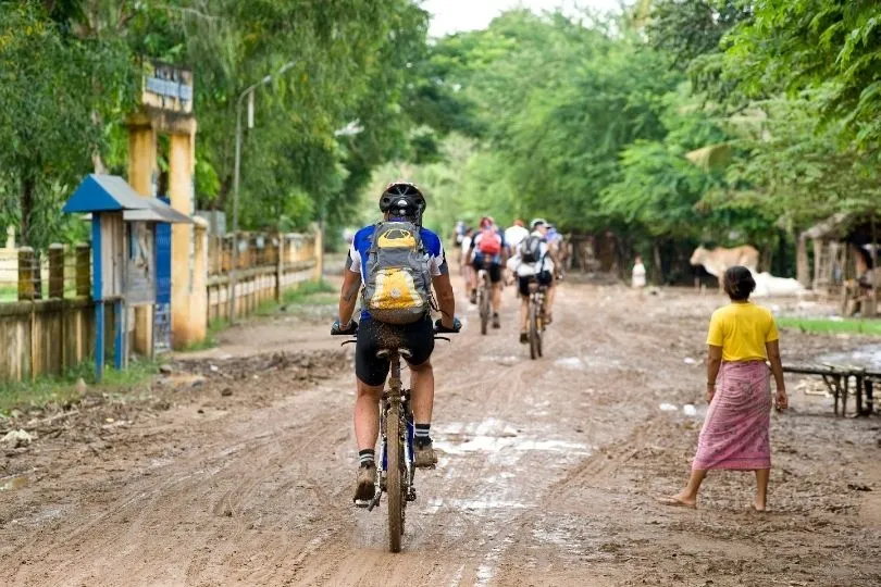 Mit dem Fahrrad kommen Sie in abgelegenen Dörfern im Mekong Delta vorbei