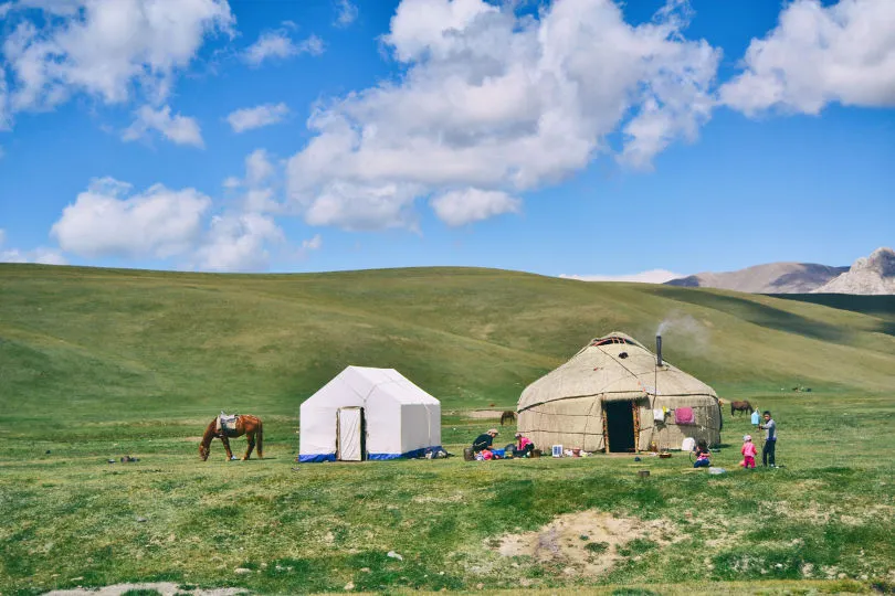 Eine Nomadenfamilie bei einer Jurte in der Mongolei