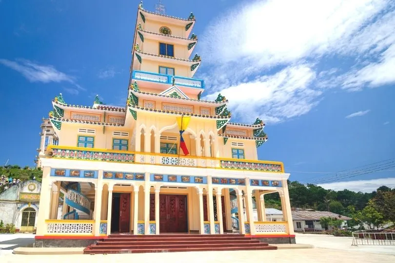 Bunte Sehenswürdigkeit in Vietnam: Der Cao Dai Tempel