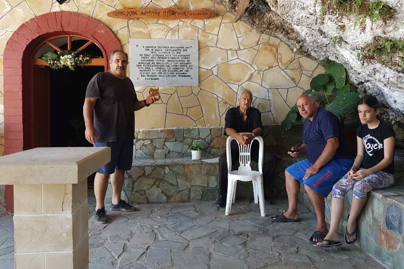 Eine Gruppe von Personen vor einer kleinen Kapelle in Vafes