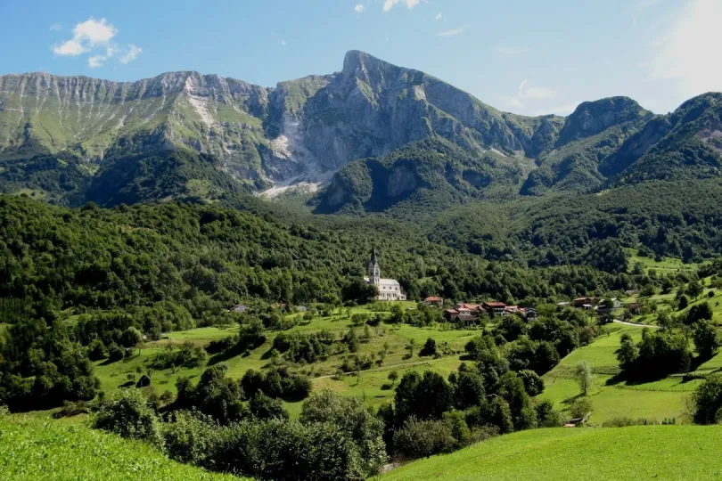 Ausblick auf Dreznica und grüne Landschaft