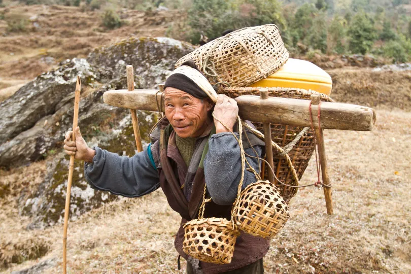 Ein lokaler Guide in Nepal lächelt in die Kamera