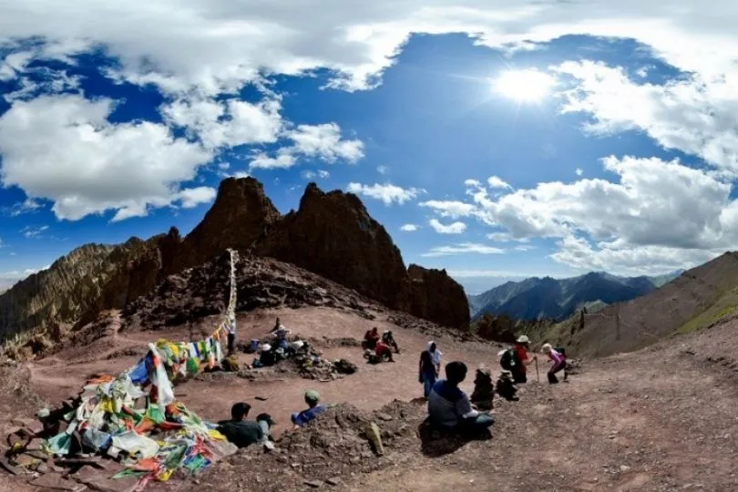 Eine Familie während der Reise durch Ladakh beim Trekking