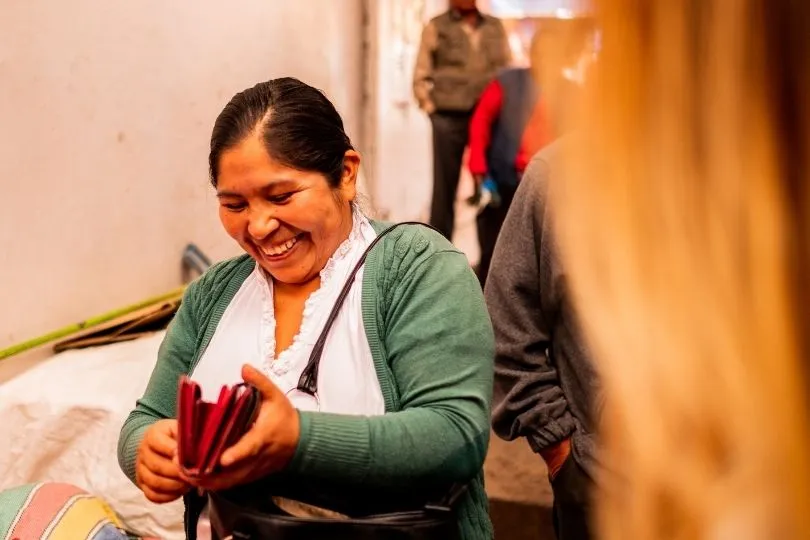 Eine Frau beim Einkauf auf dem Markt in peru