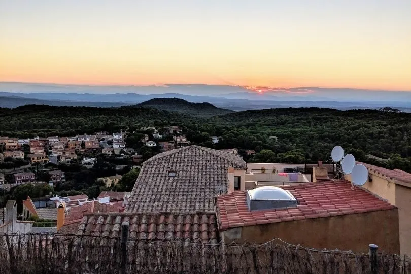 Sonnenuntergang im Dorf Begur in Katalonien