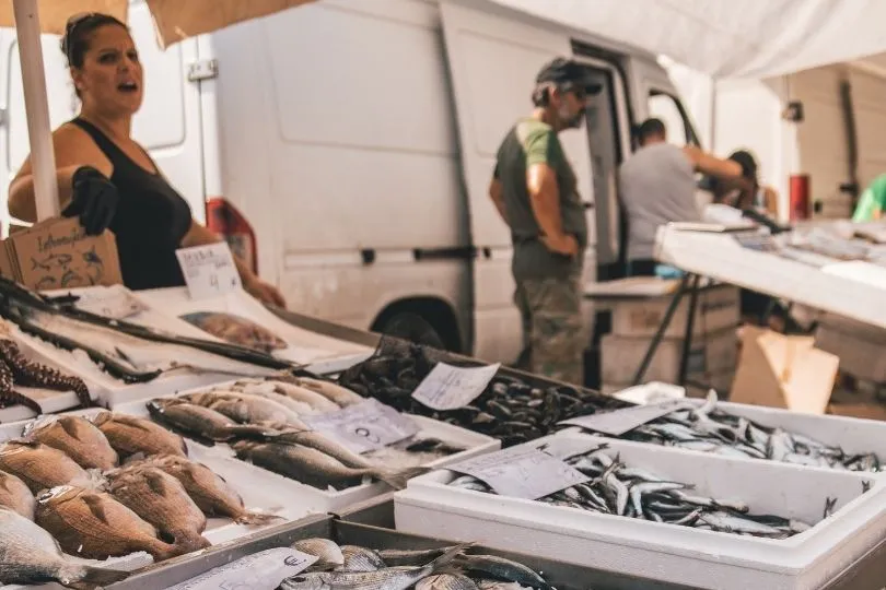Eine Frau schreit auf einem Fischmarkt in Katalonien