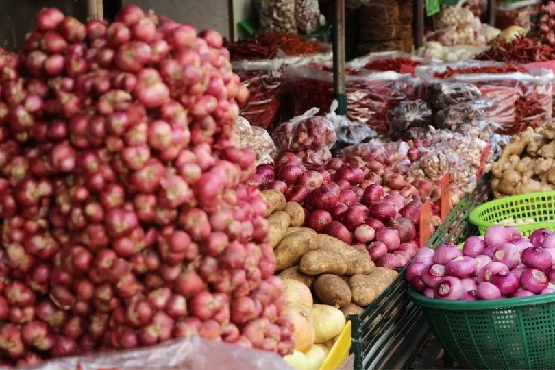 Auf dem lokalen Markt in Thailand einkaufen