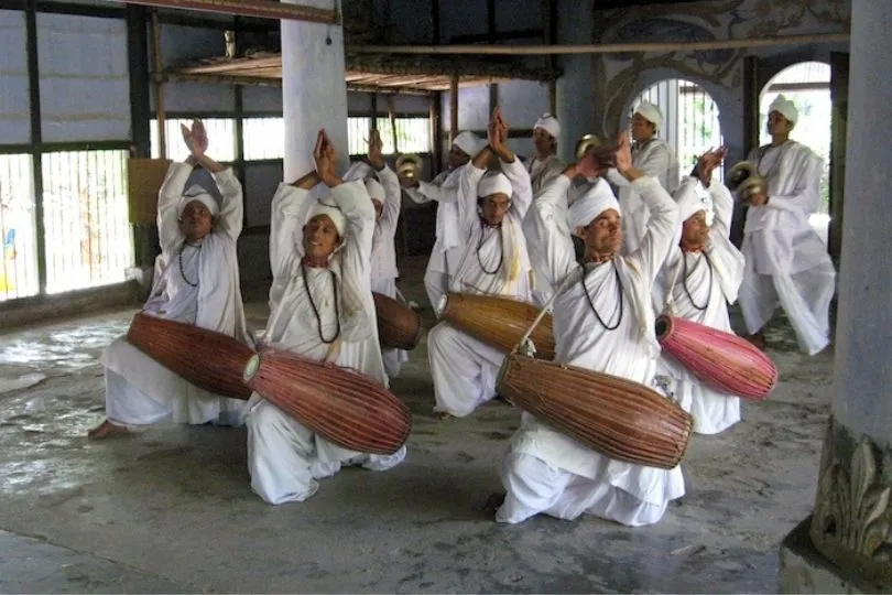 Tanzende Mönche auf Majuli Island, Assam