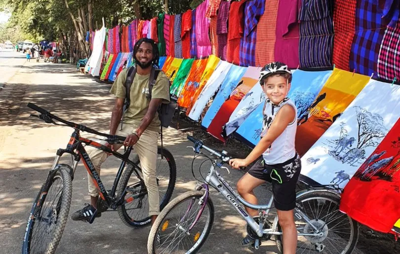 Eine Fahrradtour mit einem lokalen Guide macht Spaß auf Sansibar