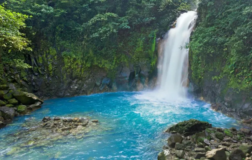 Blick auf einen Wasserfall in Costa Rica