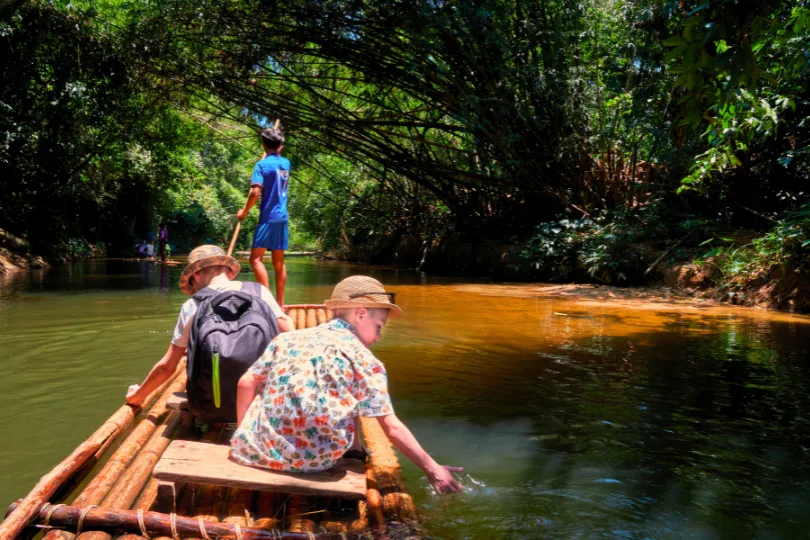 Thailand River Kwai Kind auf Boot