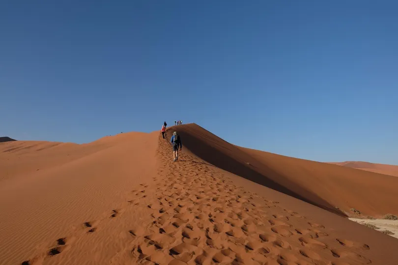 Menschen machen Sossusvlei Wüste Tour.