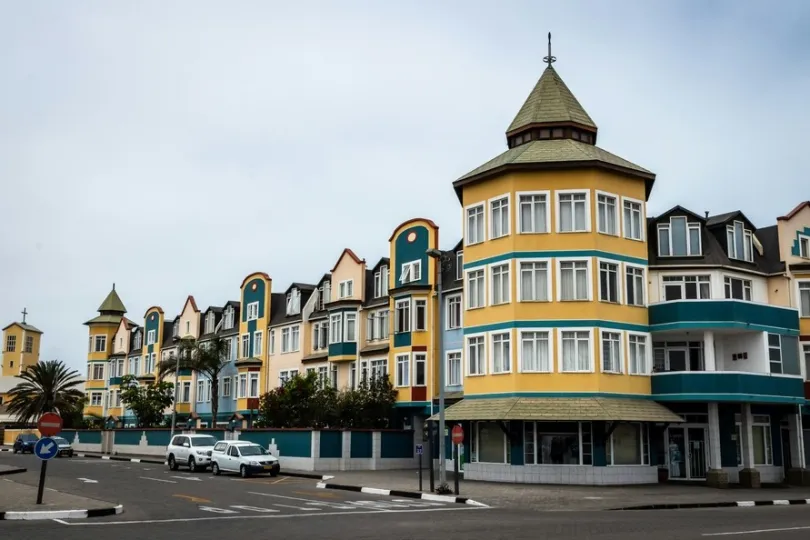 Gelbes und blaugrünes Gebäude in Swakopmund.