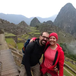 Ein Paar steht in Peru am Machu Pichu und berichtet in der Kundenerfahrung über ihre Erlebnisse