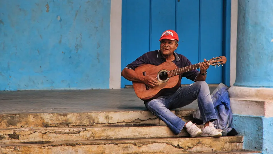 Ein Kubaner spielt Gitarre