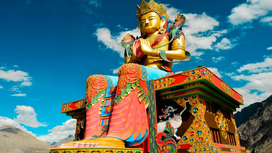 Bunt bemalte Statue in Ladakh