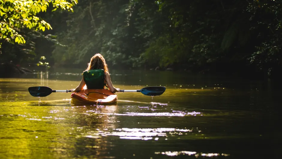 Eine Frau unternimmt eine Bootstour in Suriname