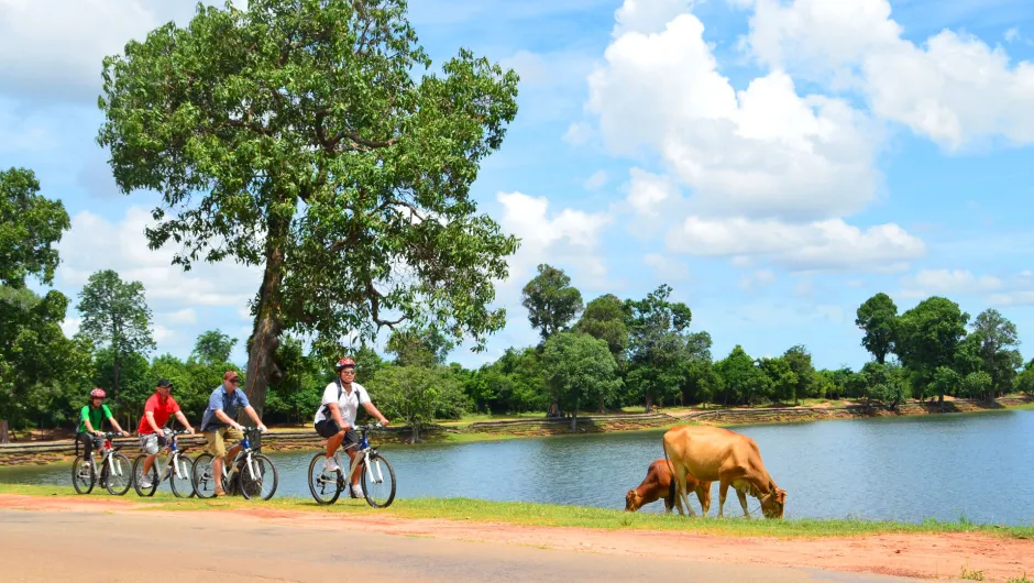 Eine Familie fährt während ihrer Reise nach Kambodscha mit Kindern auf dem Rad