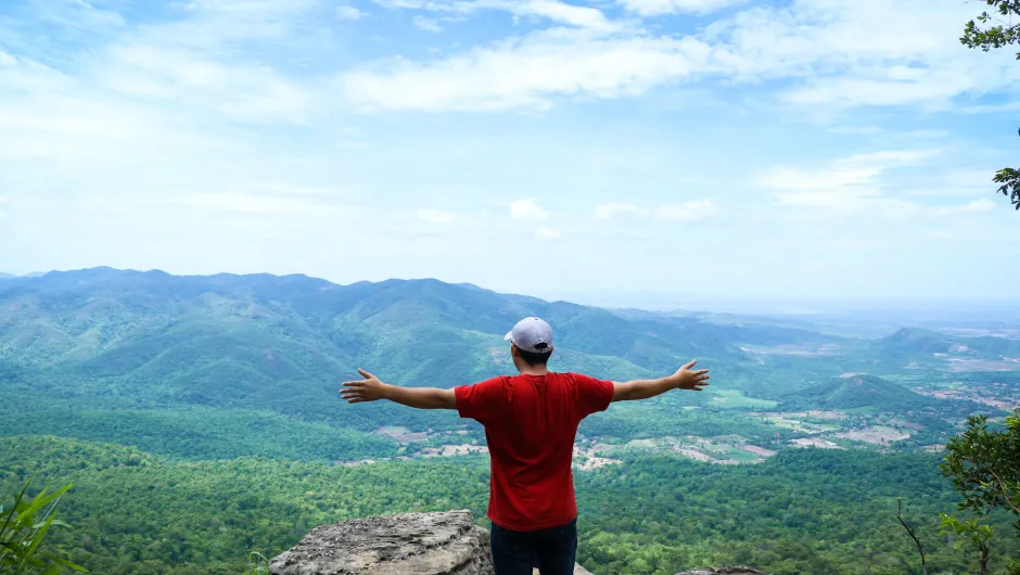 Ein Mann steht inmitten des Nationalparks während seiner Kambodscha Reise