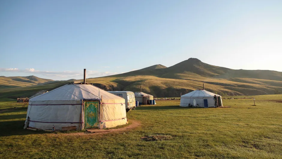 Während der Mongolei Rundreise übernachten Sie in Jurten