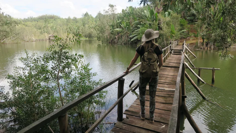 Eine Frau auf einer Brücke in Madagaskar