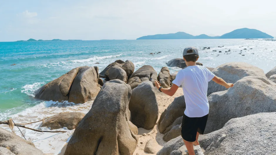 Kind am Strand bei Koh Samui.