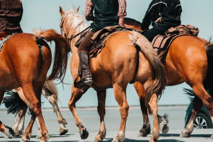 Drei Personen reiten in Arequipa