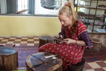 Eien Frau schneidet Leider bei dem Workshop in Kambodscha