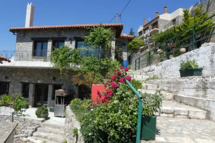 Die schöne aus Stein gebaute Unterkunft in Kreta wartet auf Reisende