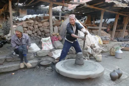 Zwei Locals töpfern in Nepal