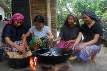 Vier Frauen kochen zusammen in Indonesien