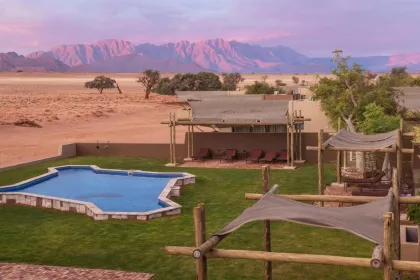 Lodge in Sossusvlei mit Wüsten Aussicht und pool.