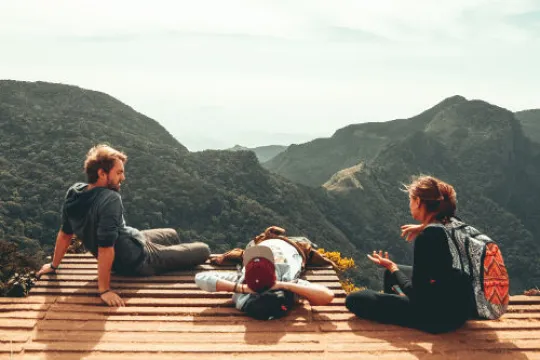 Eine Familie sitzt auf den Horton Plains während der Familienreise nach Sri lanka
