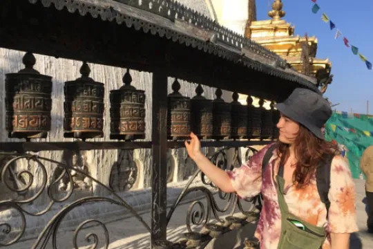 Ein Kind geht in Nepal durch einen tempel