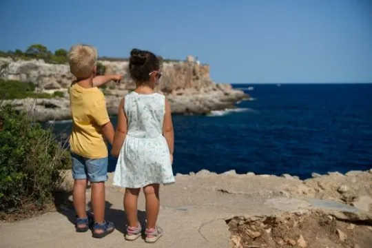 Zwei Kinder stehen bei der Gran Canaria und Teneriffa mit Kindern Reise am Strand